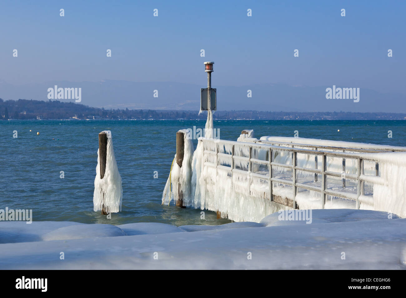 Very cold temperature give ice and freeze at the lake Leman border in