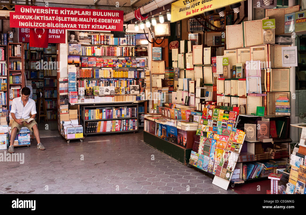 Old Book Bazaar, Sahaflar Carsisi, Beyazit, Istanbul, Turkey Stock Photo -  Alamy