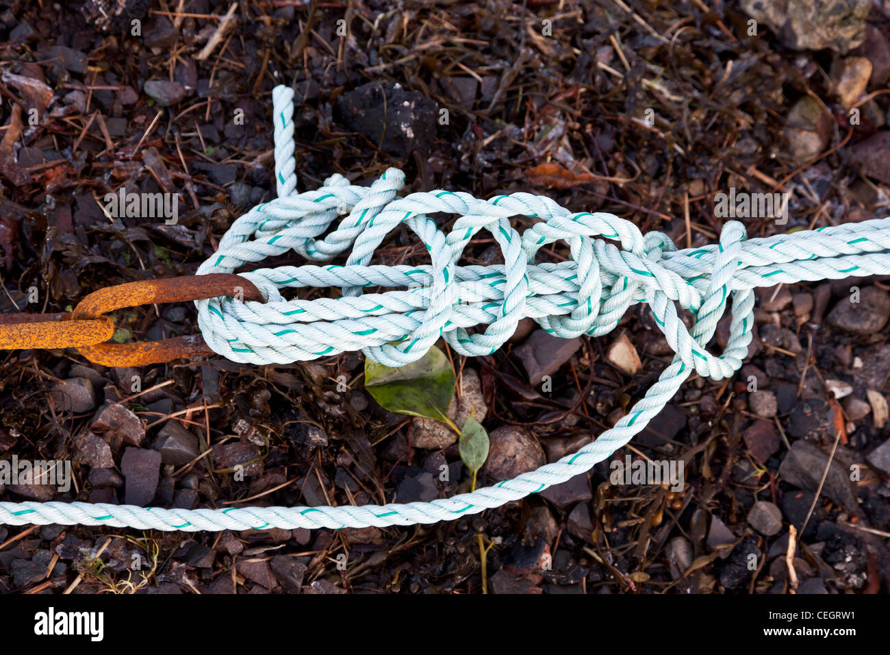 Rope looped and knotted to attach to chain Stock Photo Alamy