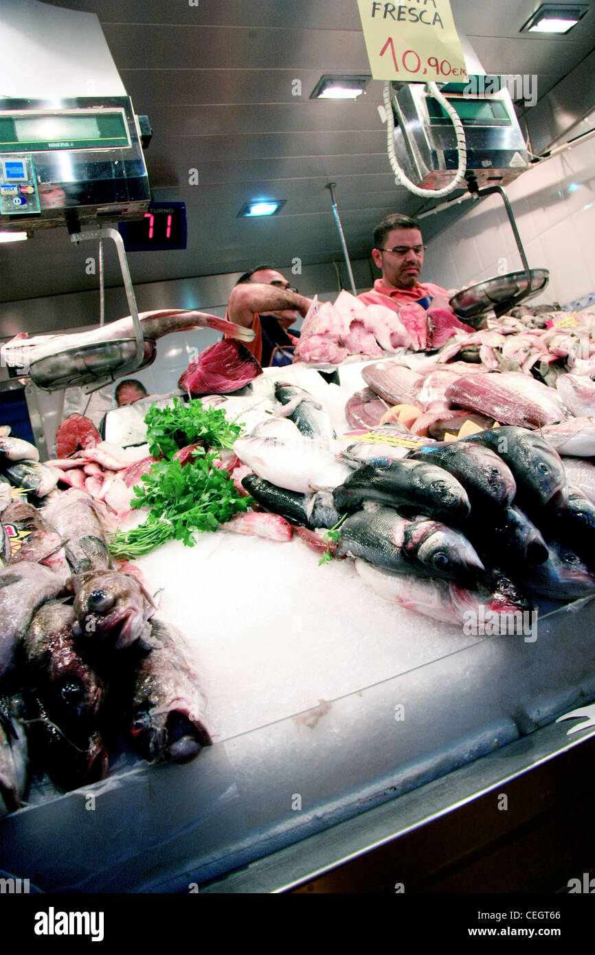 Fishmongers produce hi-res stock photography and images - Alamy