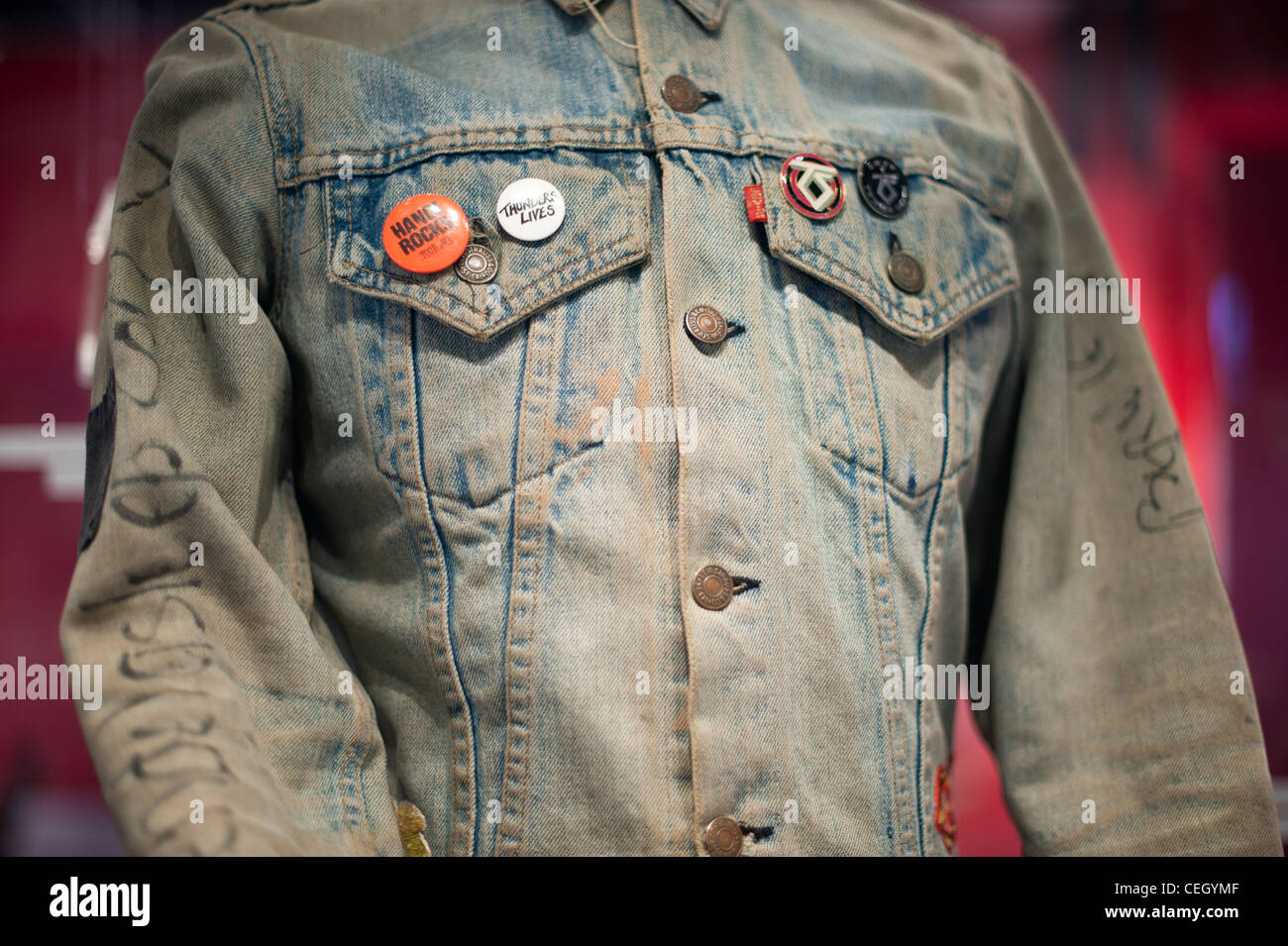 80's denim jacket with badges Stock Photo - Alamy