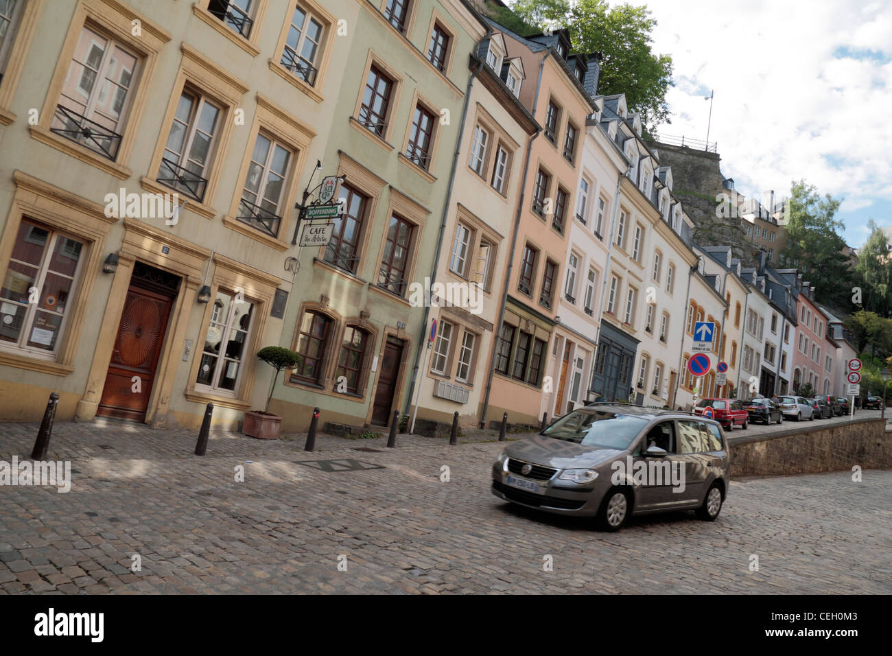 Angled view of the houses leading up the cobbled Rue Sosthene Weis in the Grund, Luxembourg city, the Grand Duchy Luxembourg. Stock Photo