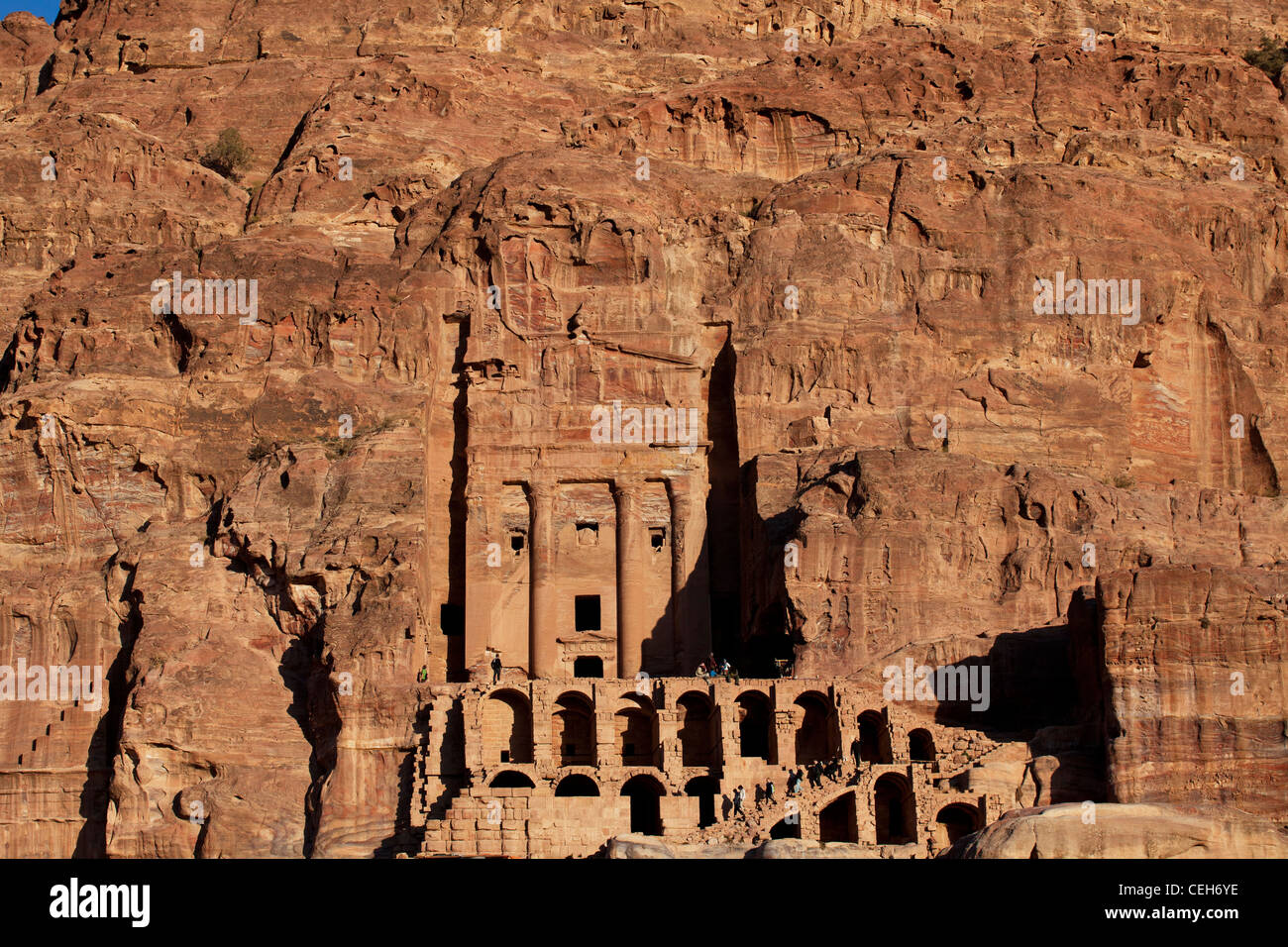 Urn tomb and Al Mahkama (law courts) at the archaeological site of Petra, Jordan. Stock Photo