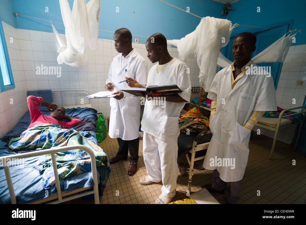 Patients dans un service de chirurgie Hospital général Duekoue Cote d