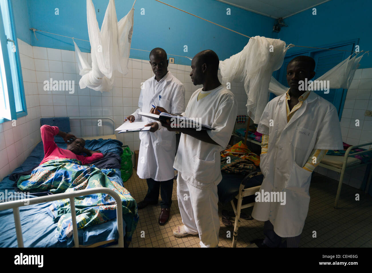 Patients dans un service de chirurgie Hospital Général Duekoue Cote d