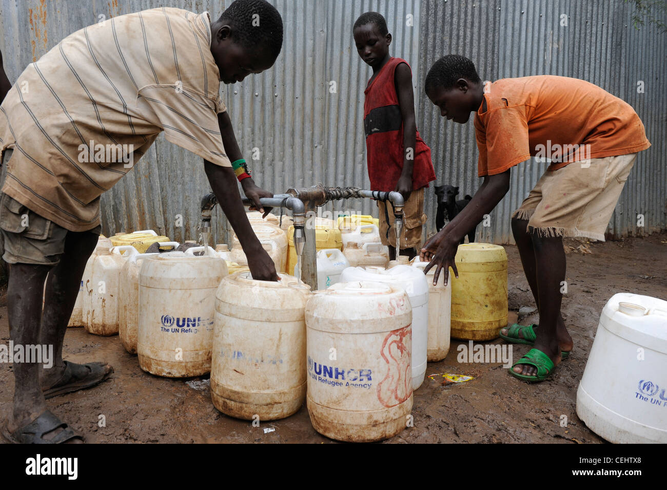 Somali refugees food aid hi-res stock photography and images - Alamy