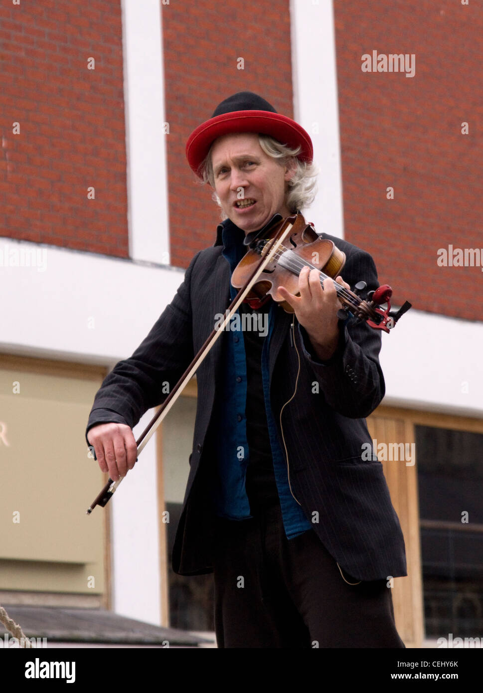 Violin busker hires stock photography and images Alamy