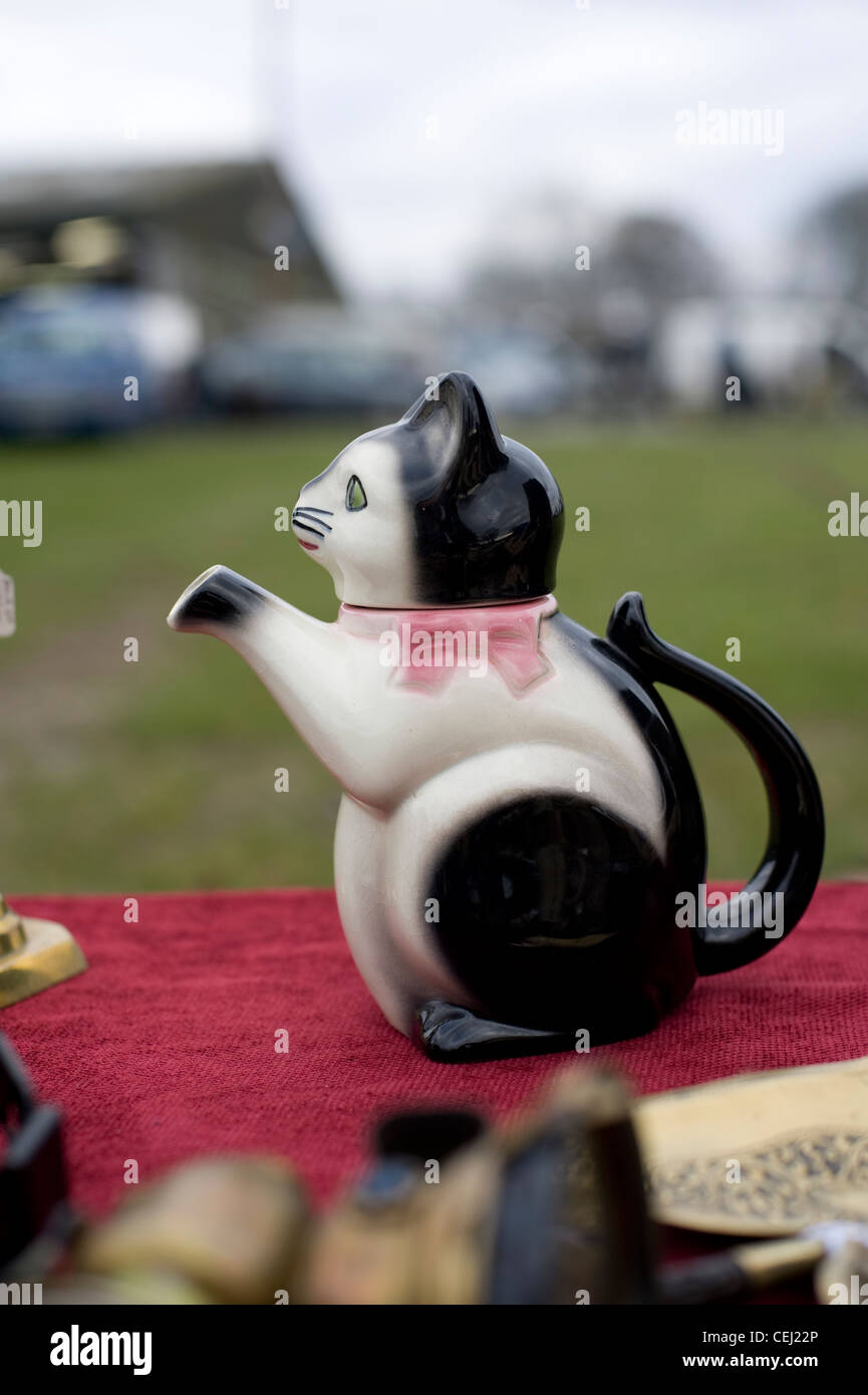 https://c8.alamy.com/comp/CEJ22P/cat-teapot-ardingly-antiques-fair-west-sussex-england-uk-CEJ22P.jpg