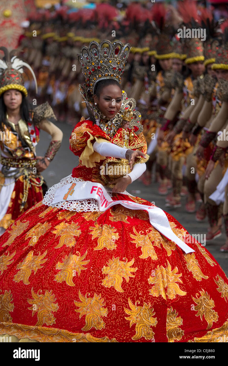 Sinulog Festival Queen 2012 performs with her dance group in Grande Parade Stock Photo