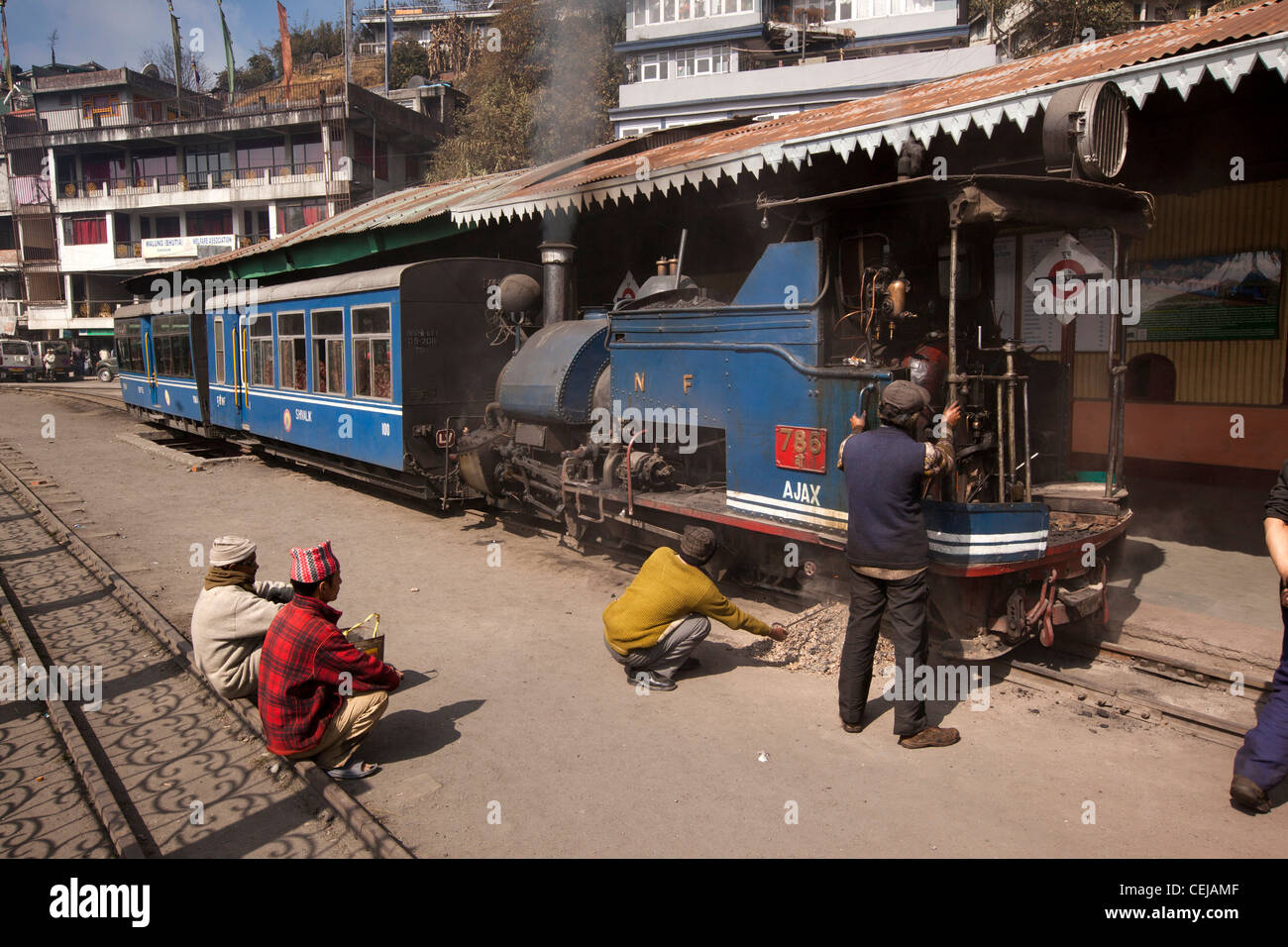 India, West Bengal, Ghoom Station Himalayan Darjeeling Mountain Railway workers preparing locomotive Stock Photo