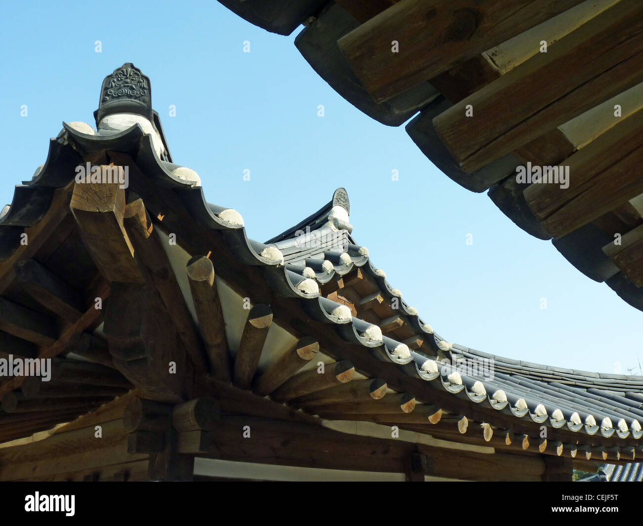 Roof detail of a traditional court house in Namsangol Hankok Village in Seoul, Korea Stock Photo