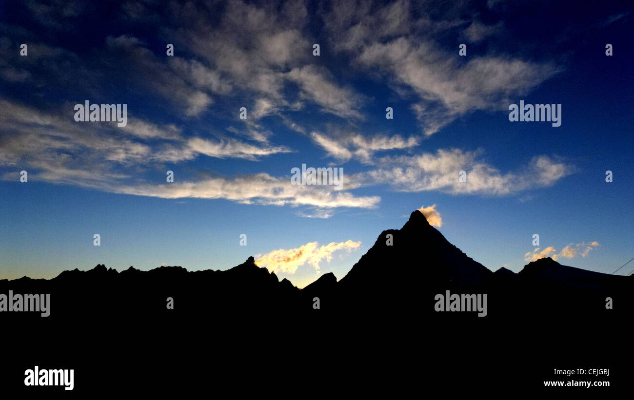 Setting sun behind scenic hi-res stock photography and images - Alamy