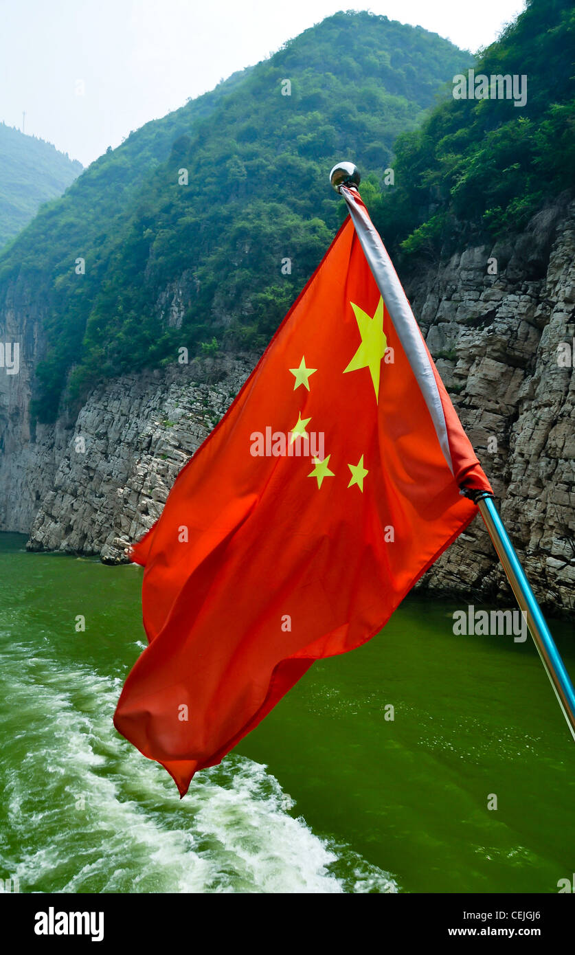 chinese flag flying from a boat on the yangze river Stock Photo