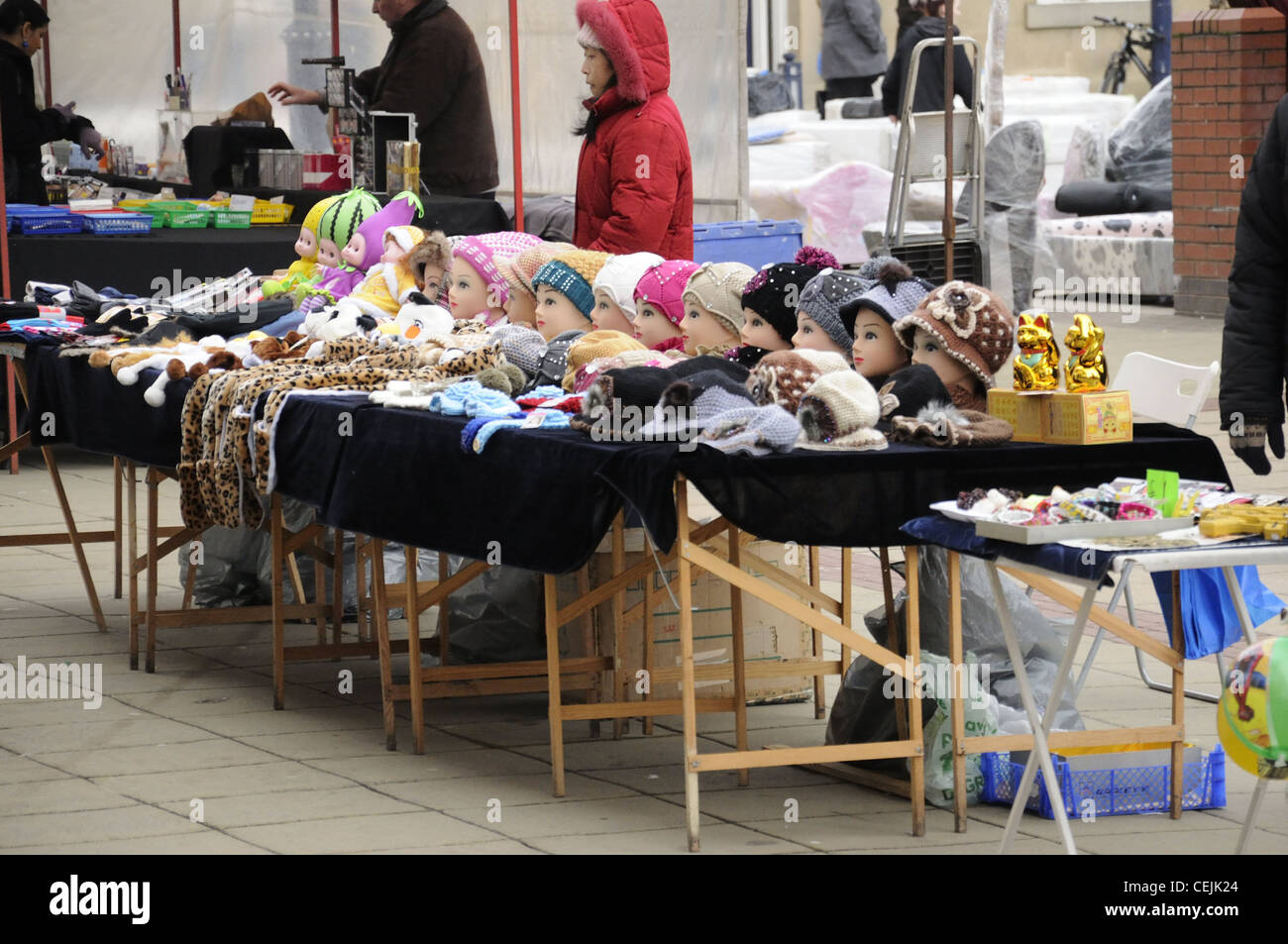 Modelling hats hires stock photography and images Alamy