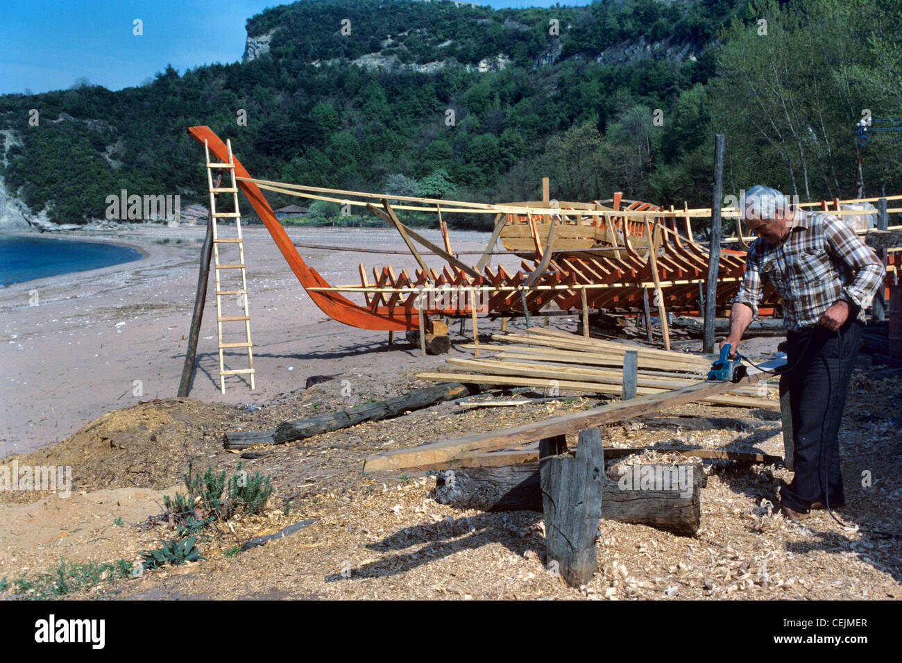 Boat Builder Building Wooden Boat on Beach near Kapisuyu, Black Sea Coast, Turkey Stock Photo