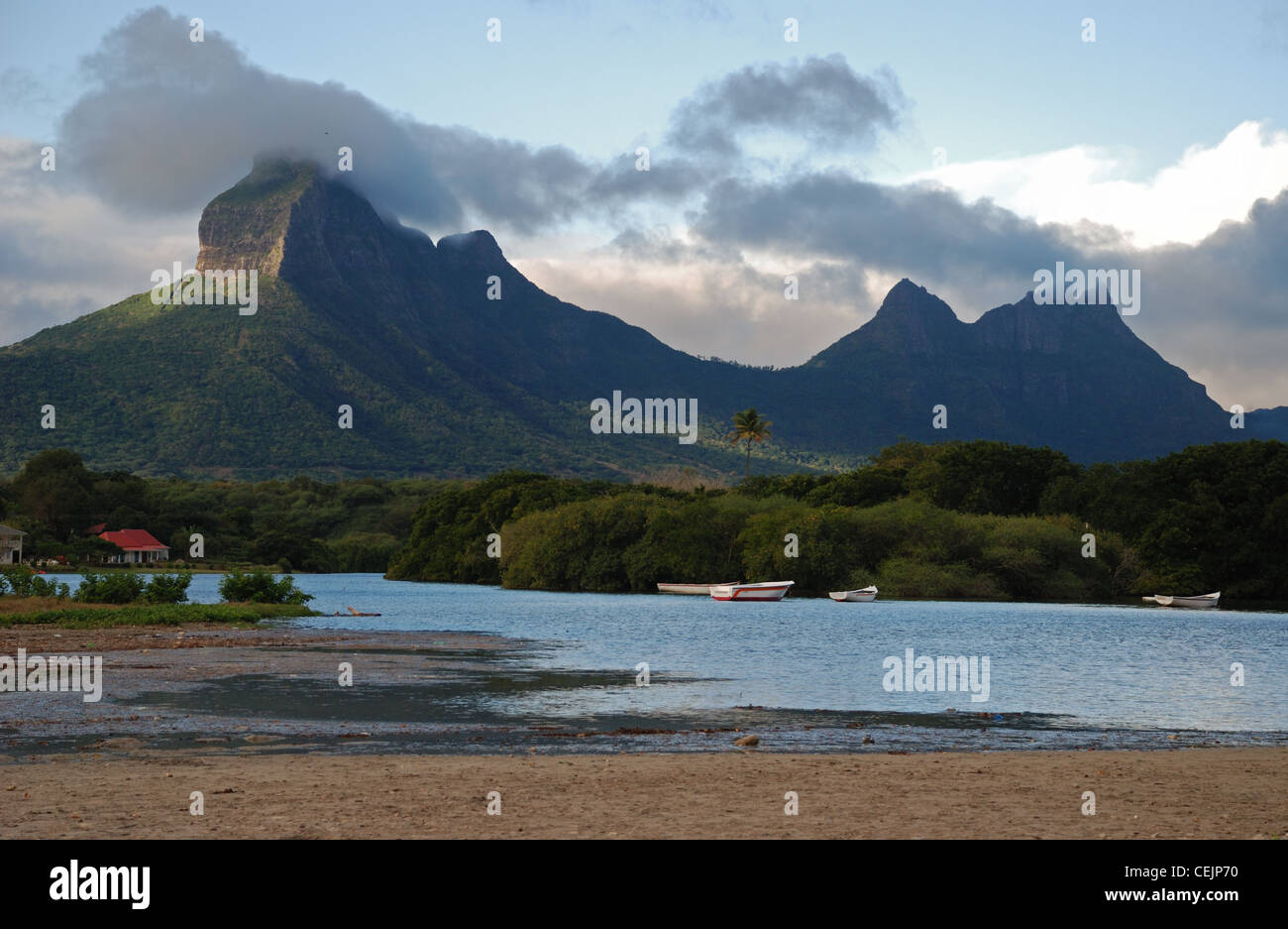 Le Rempart mountain, seen from Tamarin beach. Mauritius Stock Photo Alamy