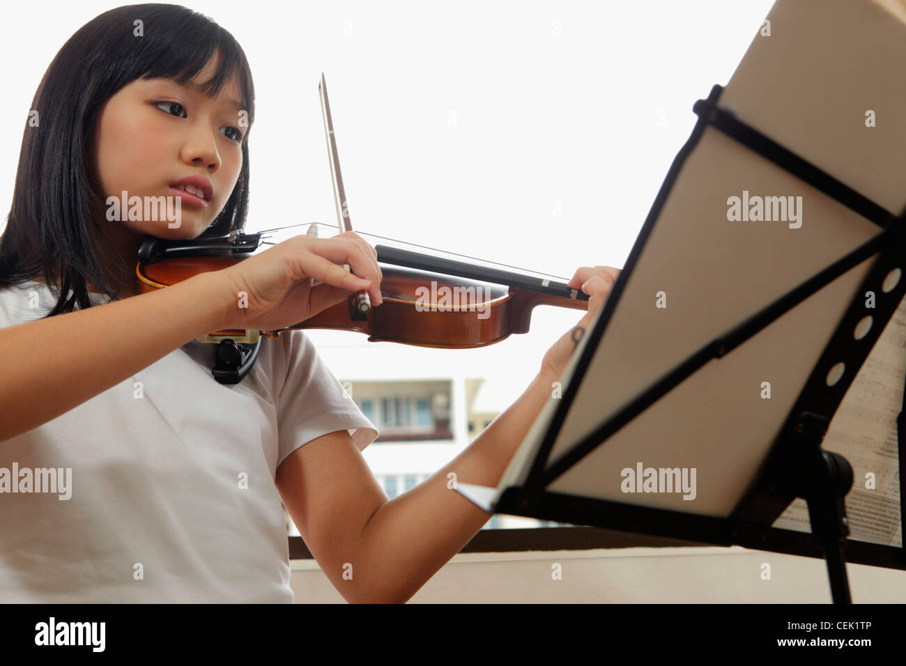 Young girl playing violin Stock Photo - Alamy