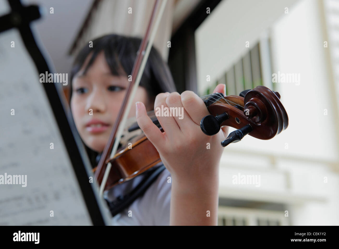 Young girl playing violin Stock Photo - Alamy