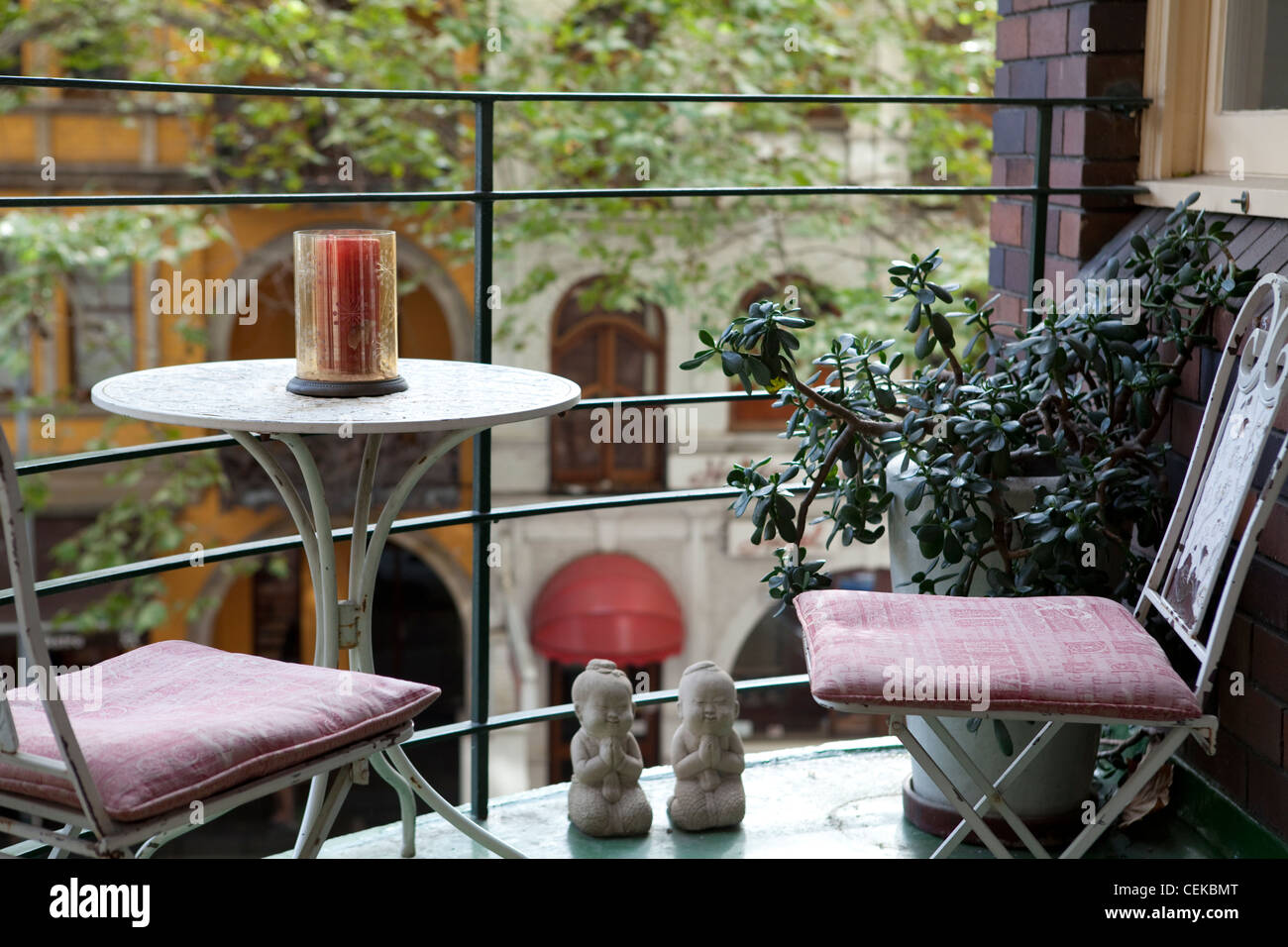 Art Deco Apartment This apartment is in one of Sydneys most prestigious ...