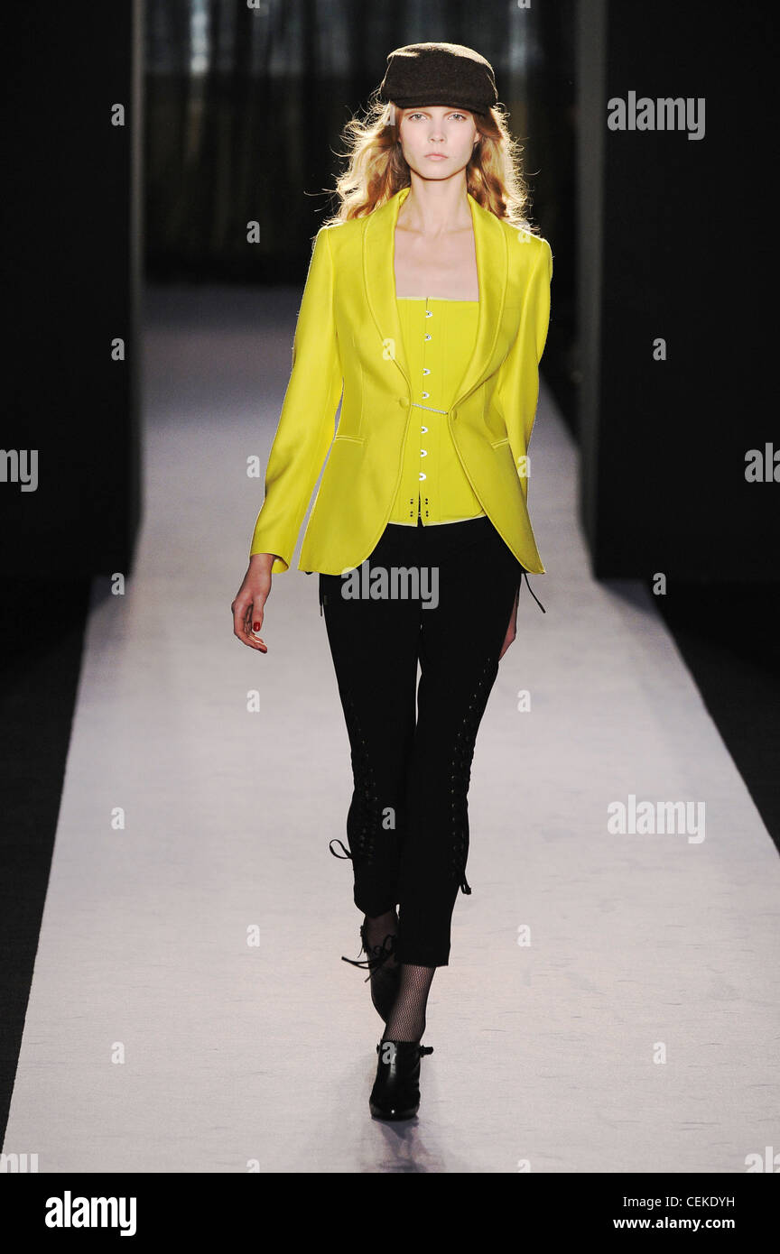 Paul Smith London Ready to Wear Autumn Winter Yellow bustier top and  matching blazer, brown cap, black tight legged trousers Stock Photo - Alamy