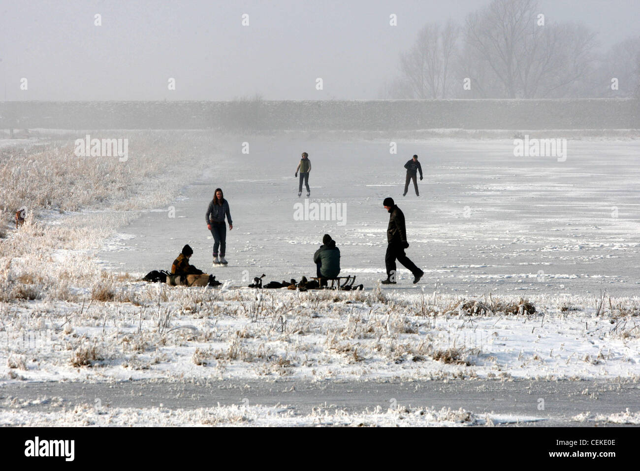 PEOPLE SKATING ON THE FROZEN FENS AT SUTTON GAULT,CAMBRIDGESHIRE. Stock Photo