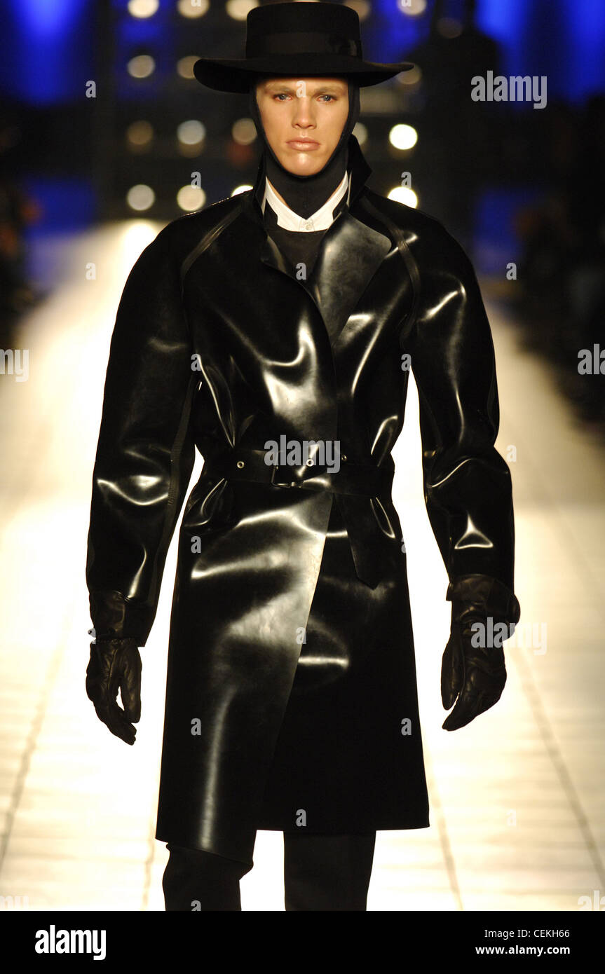 Alexander McQueen Milan Menswear Ready to Wear Autumn Winter  Model wearing black stetson hat hood headwear, black neoprene Stock Photo