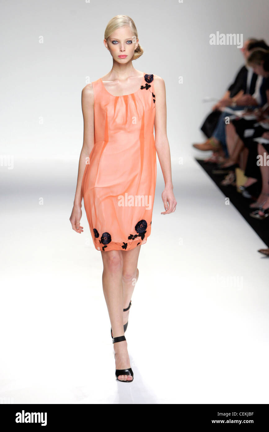 open lace back dress NARCISO RODRIGUEZ Crew Neck Knee-Length Dress - 8 US