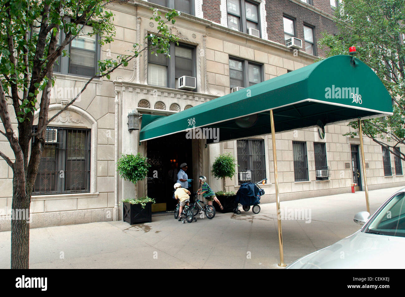 Upper East Side luxury apartment building in New York on East 79th Street seen on June 24, 2004. (© Frances M. Roberts) Stock Photo