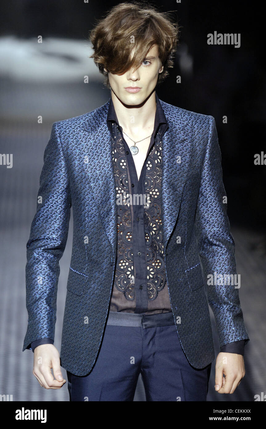 Menagerry Inspectie isolatie Gucci Milan Ready to Wear Menswear Spring Summer Brunette male model  walking down the runway wearing a navy and black brocade Stock Photo - Alamy