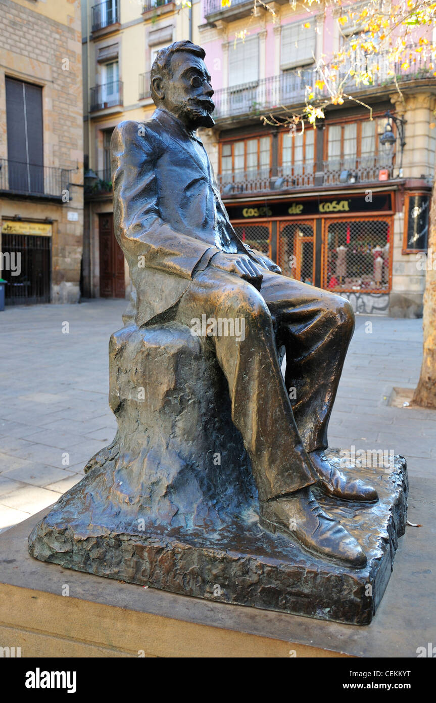 Barcelona, Spain. Placa de Sant Josep Oriol. Statue of Angel Guimera (writer / dramatist 1845-1924) Stock Photo