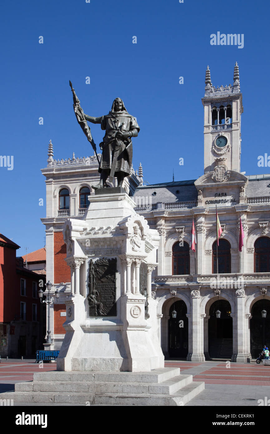 Spain, Valladolid, Plaza Mayor (Main Square), Statue of Count Anzures In Front of Casa Consistorial Stock Photo