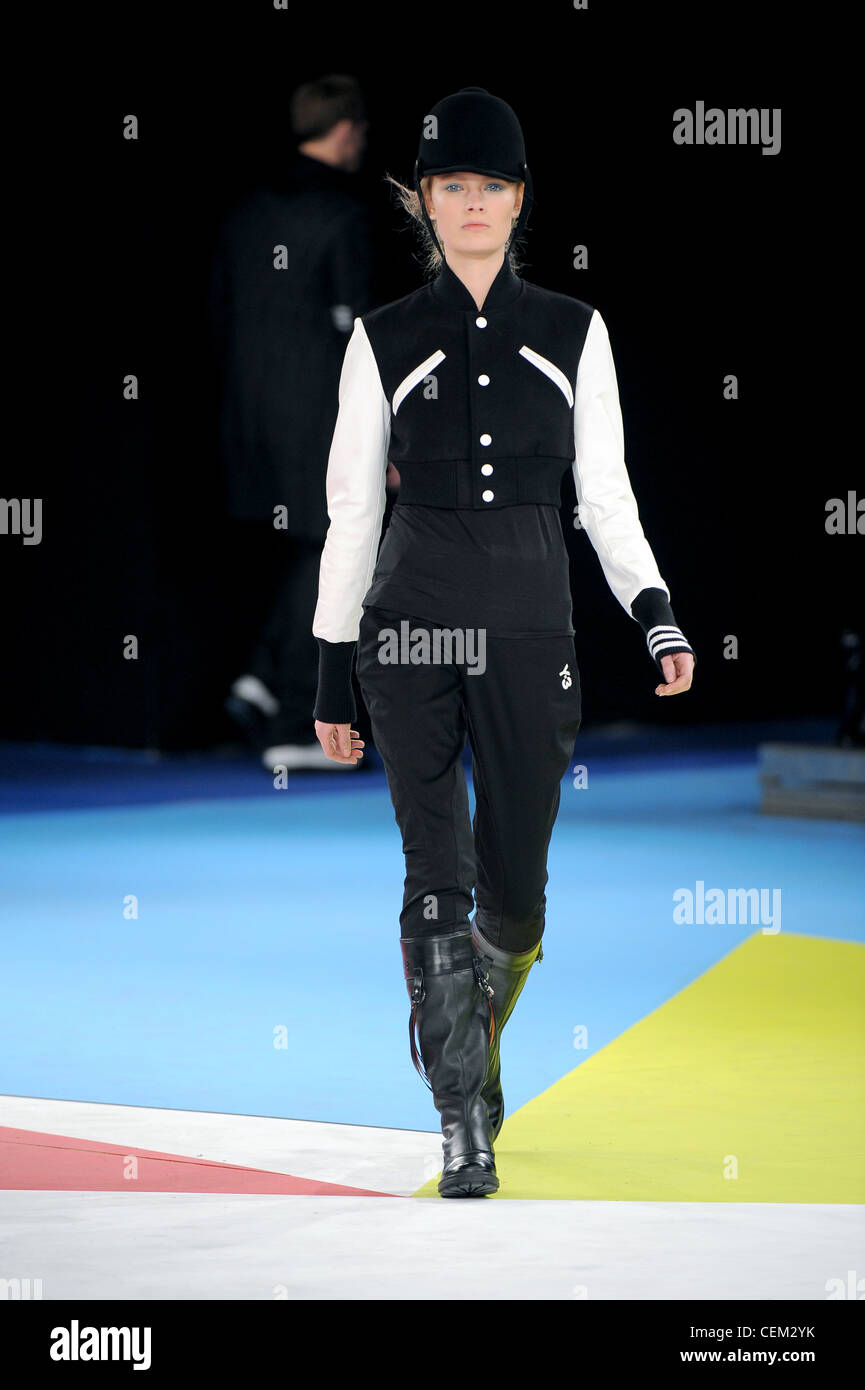 adidas Yohji Yamamoto New York Ready to Wear Autumn Winter Monochrome riding outfit hat, cropped jacket, trousers tucked into Stock Photo