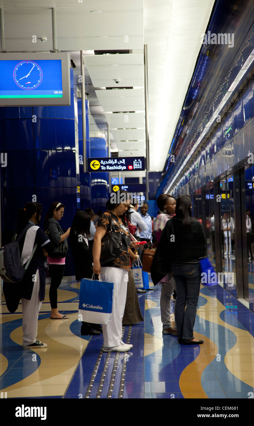 The Dubai Metro platform at City’ Stock Photo Alamy