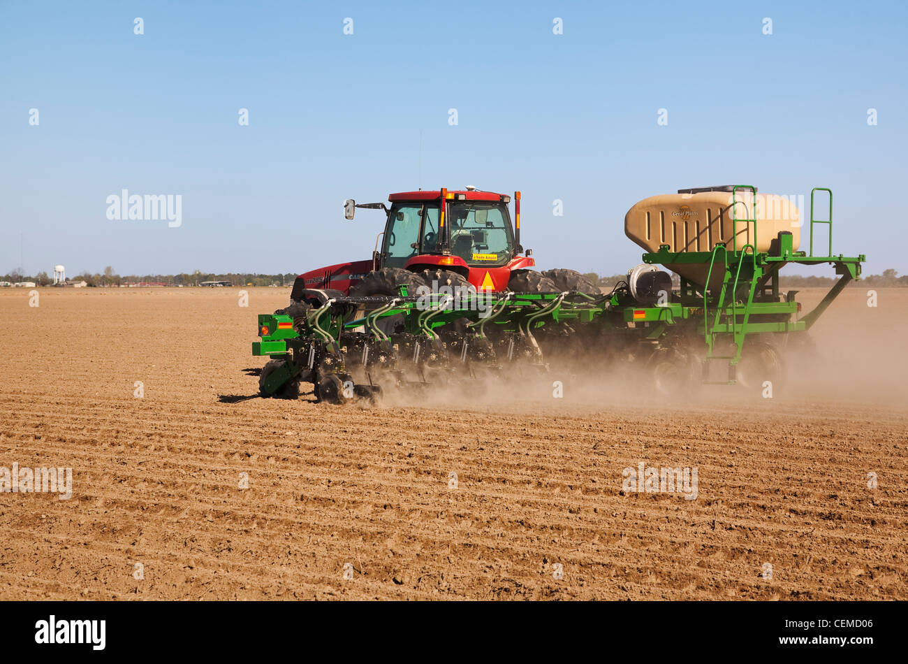 Agriculture - Case IH tractor and Great Plains 40-foot twin row planter with bulk seed hopper plants grain corn / Arkansas, USA. Stock Photo