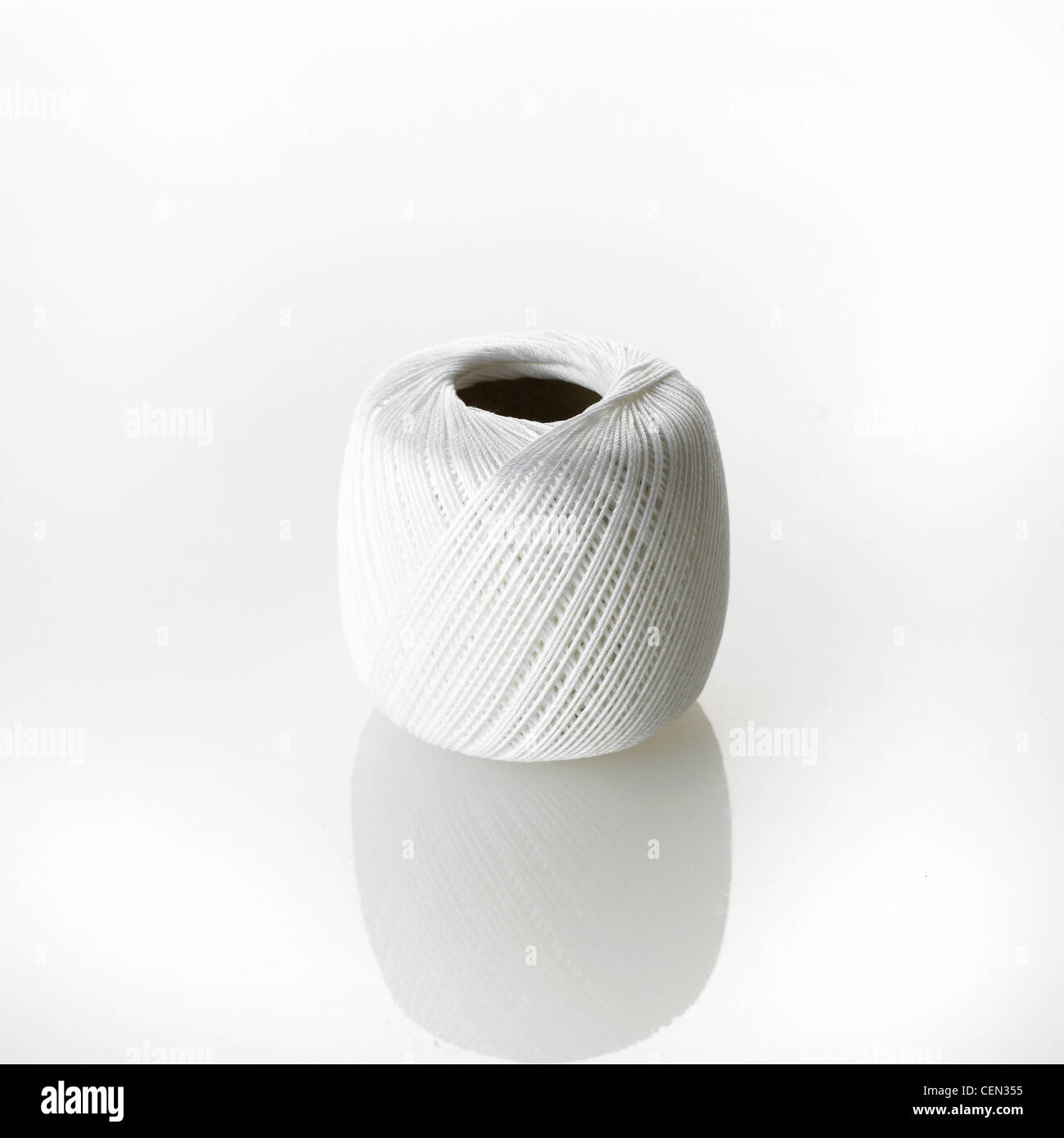 White thread hi-res stock photography and images - Alamy