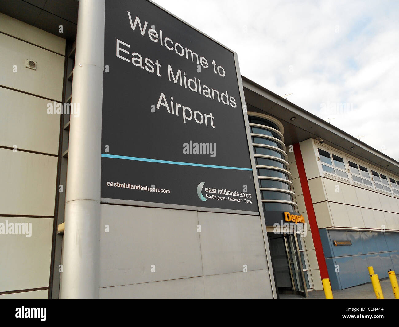 Welcome to East Midlands Airport sign outside terminal building, Castle Donnington, Leicestershire, England, UK, Western Europe. Stock Photo