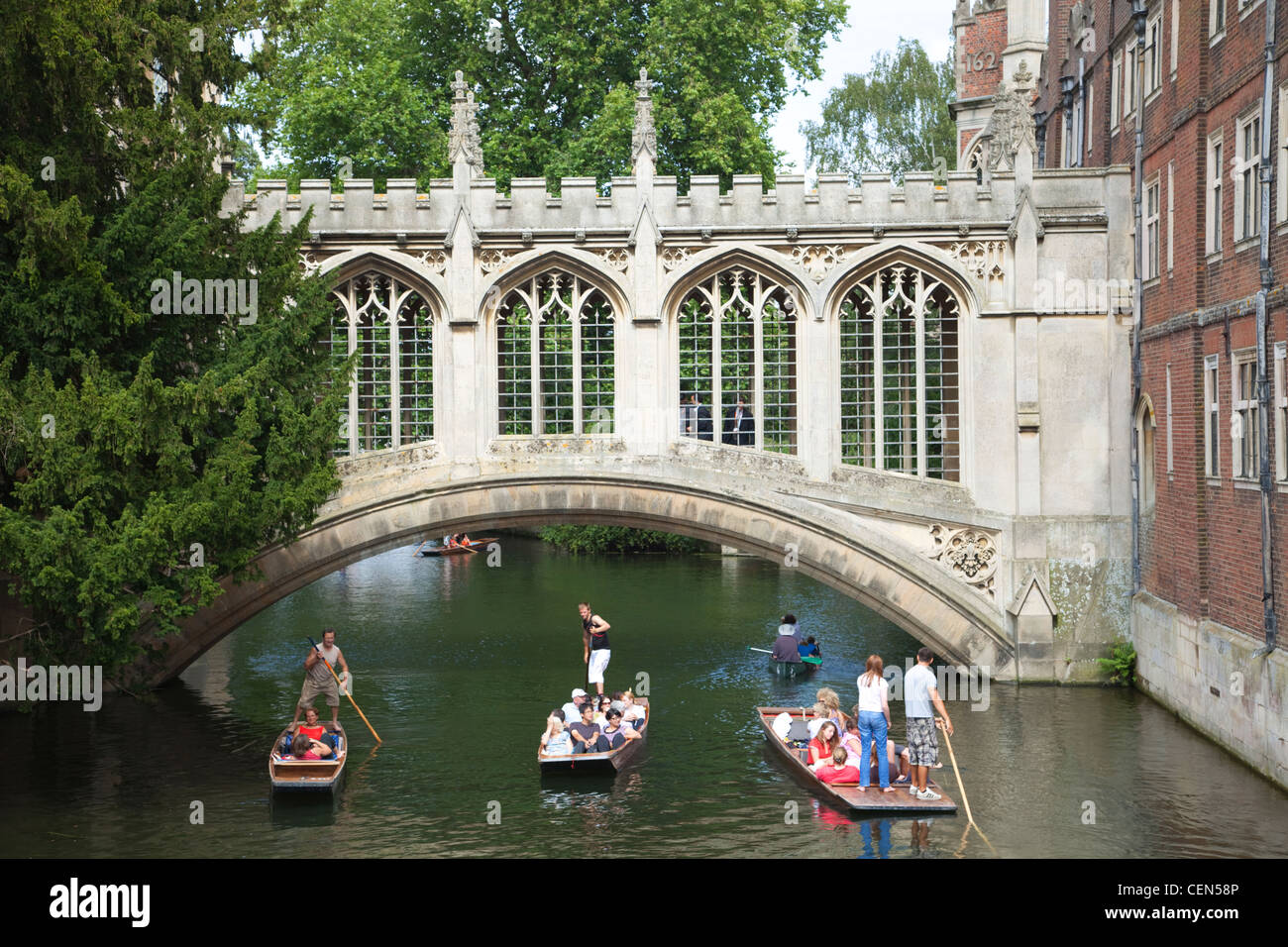 England, Cambridgeshire, Cambridge, Punting on River Cam with Bridge of Sighs and Saint John's College Stock Photo