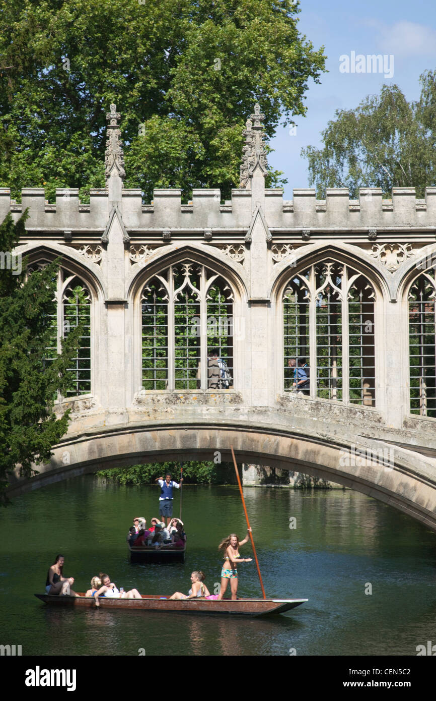 England, Cambridgeshire, Cambridge, Punting on River Cam with Bridge of Sighs and Saint John's College Stock Photo