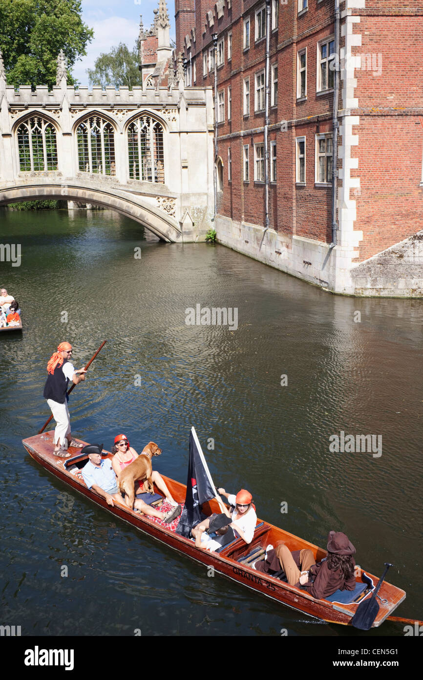 England, Cambridgeshire, Cambridge, Punting on River Cam with Bridge of Sighs and Saint John's College Stock Photo