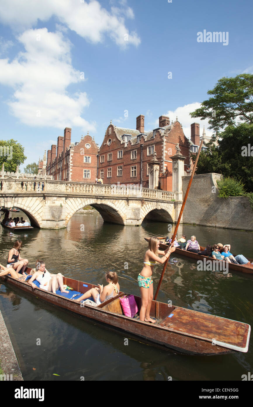 England, Cambridgeshire, Cambridge, Punting on River Cam with Saint John's College in the Background Stock Photo