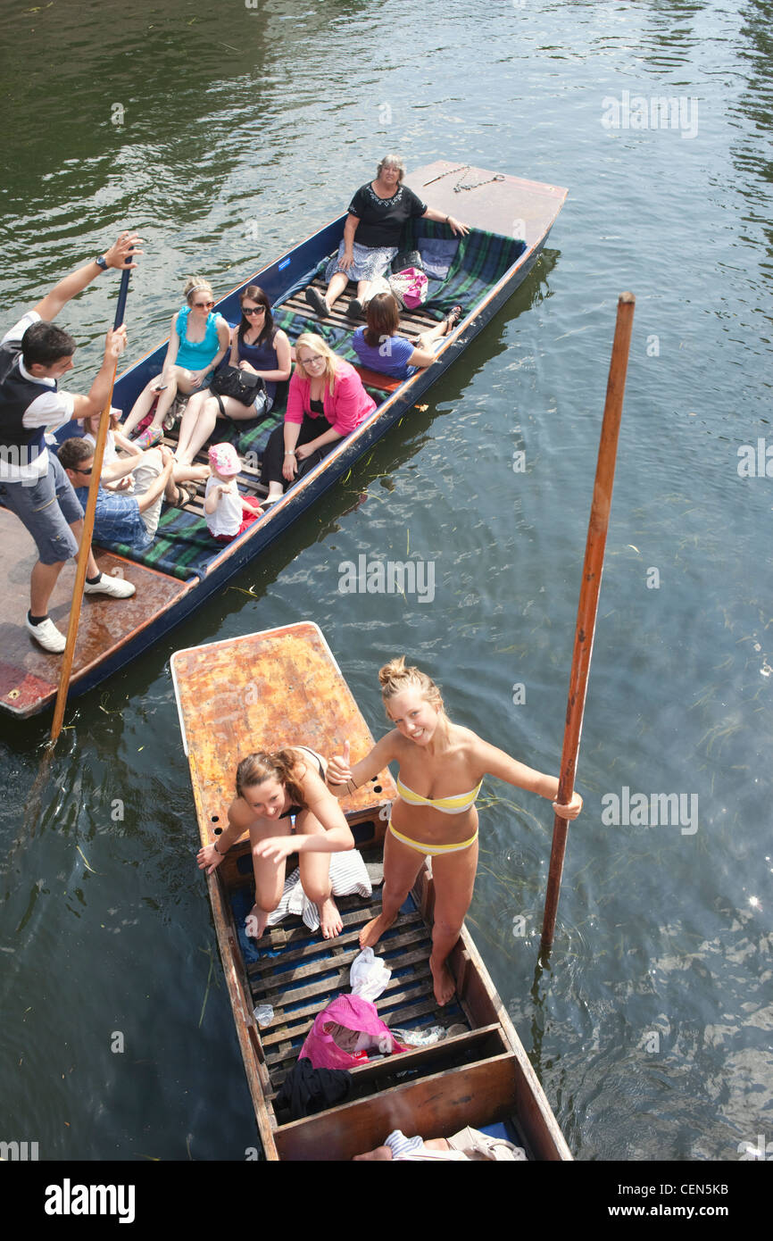 England, Cambridgeshire, Cambridge, Punting on River Cam Stock Photo