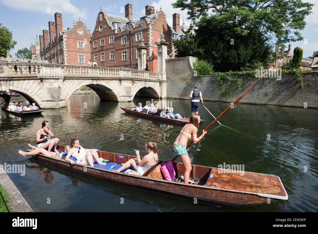 England, Cambridgeshire, Cambridge, Punting on River Cam Stock Photo