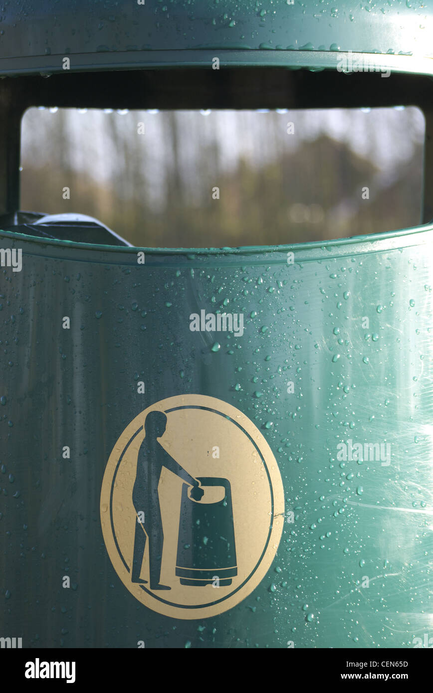 Litter bin sign hi-res stock photography and images - Alamy