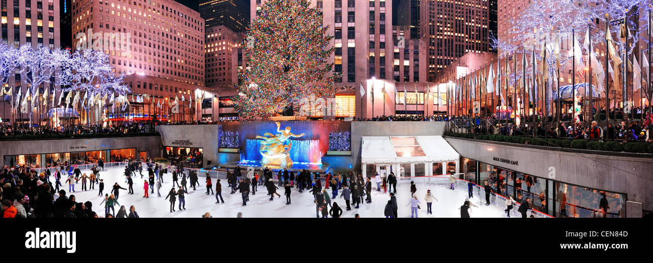 Christmas tree and ice skating rink at Rockefeller Center at night, in  Midtown Manhattan, New York City Stock Photo - Alamy