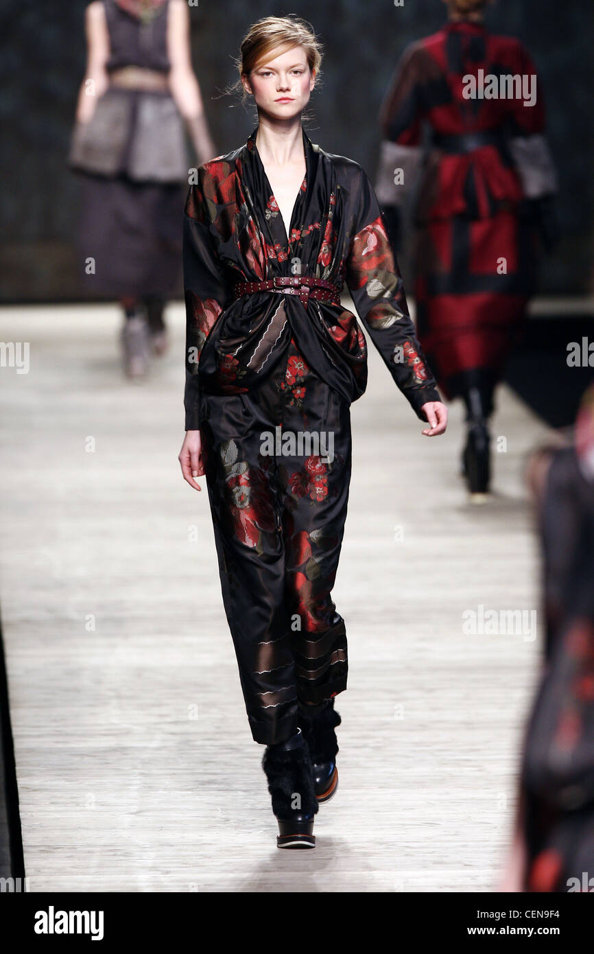 Kenzo Paris Ready to Wear Autumn Winter Black kimono style suit red floral  print and burgundy belt and black platform ankle Stock Photo - Alamy