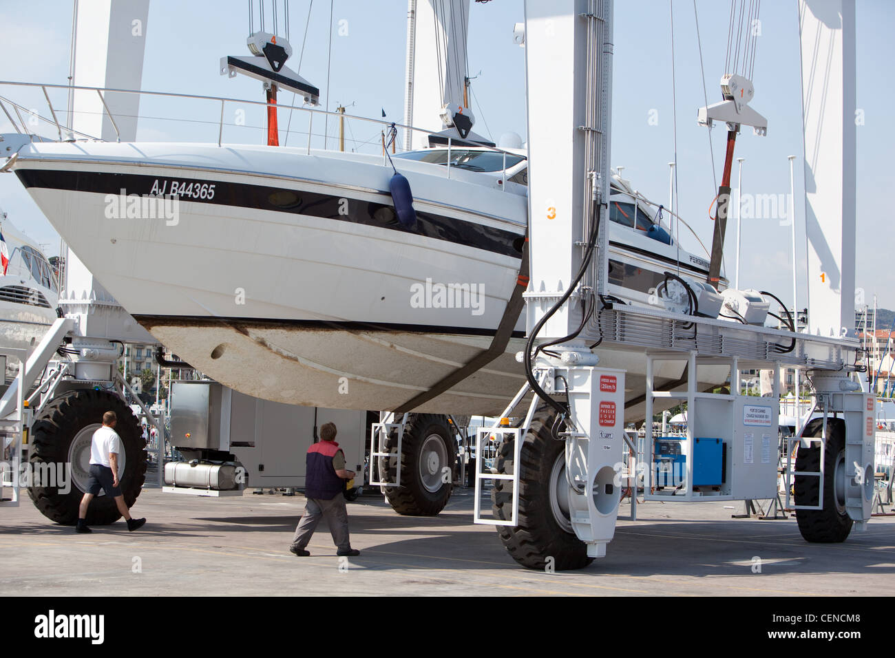 Amphibious travel lift for boats (remote controlled,all wheel steering