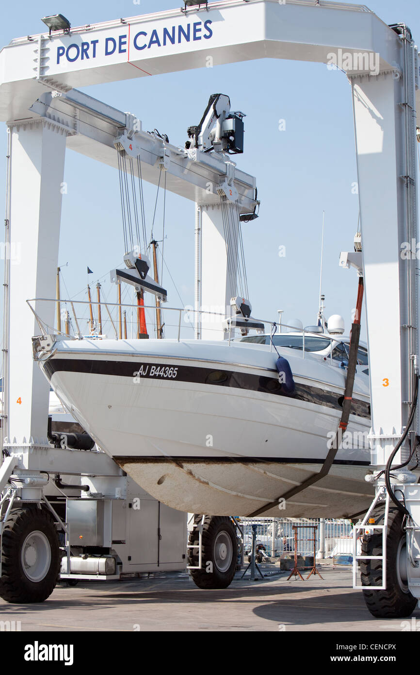 Amphibious travel lift for boats (remote controlled, all wheel steering