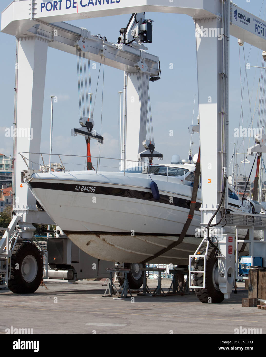 Amphibious travel lift for boats (remote controlled,all wheel steering