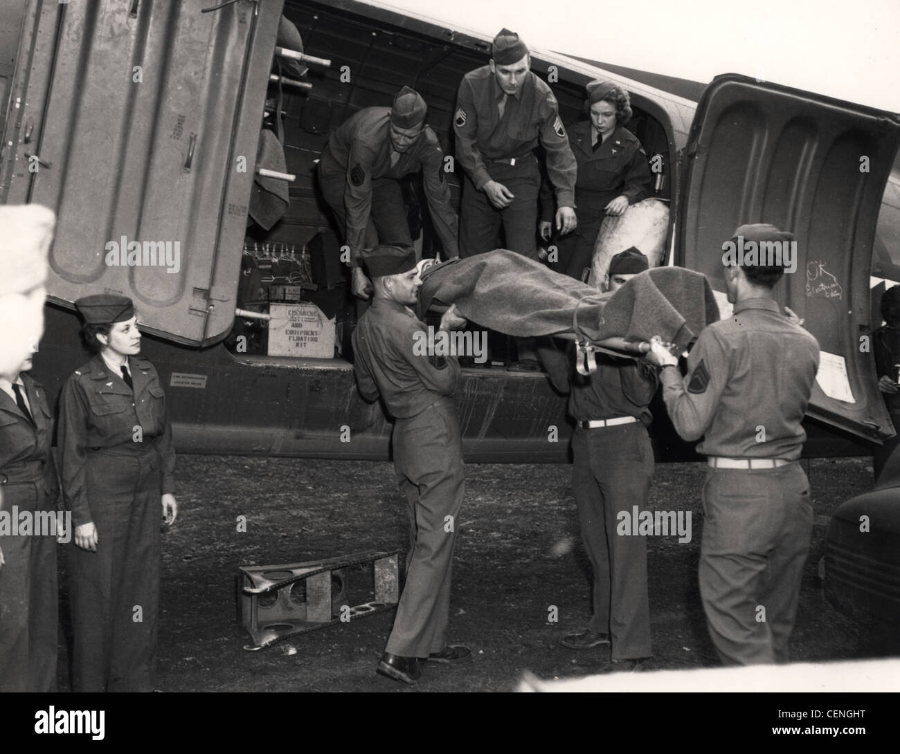 WW11. Military corpsmen medics assist nurses with unloading wounded from a  C47 Dakota aircraft in Australia Stock Photo