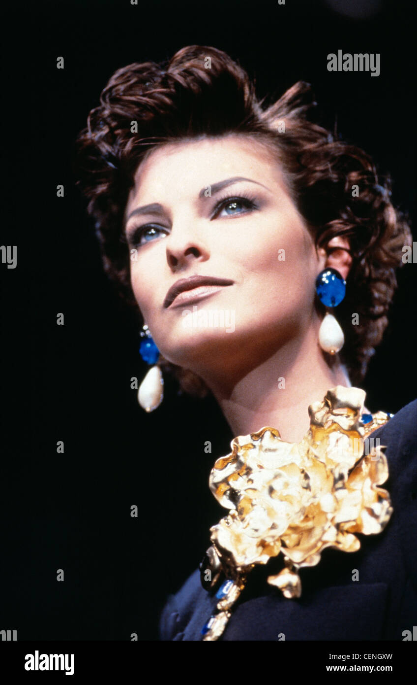 Supermodels Paris Canadian model Linda Evangelista with short curly hair, wearing white and blue drop earrings Stock Photo